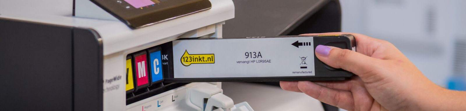 Huismerkcartridge wordt in printer geplaatst